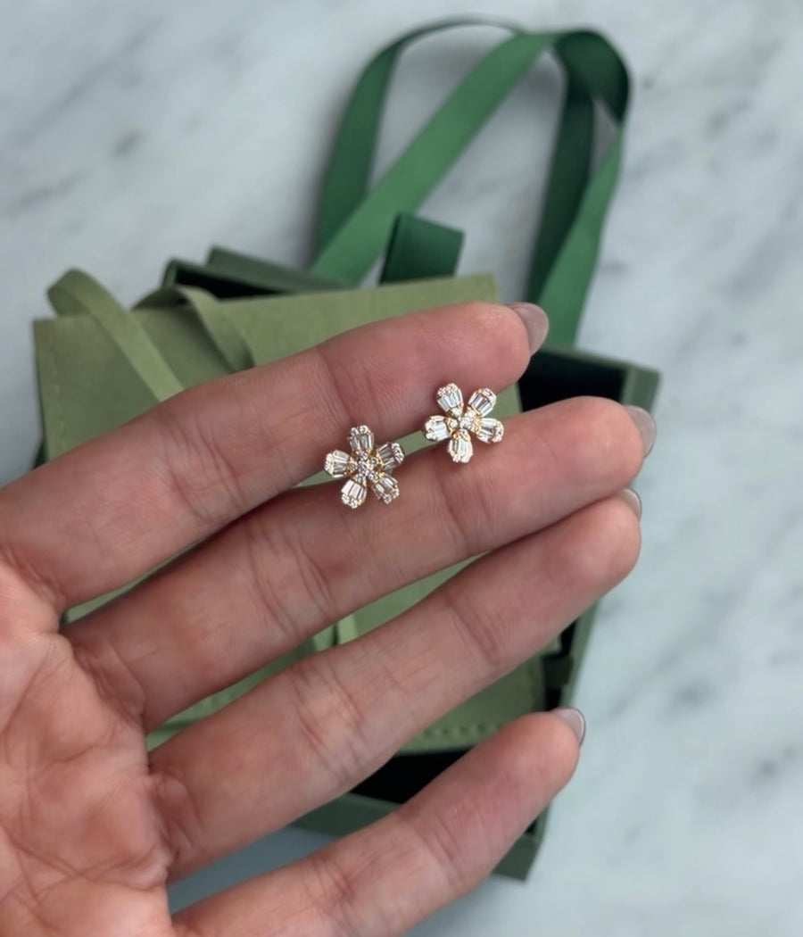 Izzy Fleur Diamond Stud Earrings - Psylish
